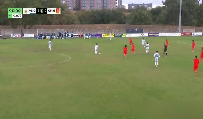 0比3，三场丢7个，一球没进。中国U17在伦敦被阿根廷按在地上打完了最后一场，垫底回家。
别急着骂，先看对手是谁。坦桑尼亚、墨西哥、阿根廷，没一个软柿子。咱们这帮孩子是去练兵的，目标是11月卡塔尔世界杯。结果三场全输，净吞7蛋，连个遮羞的进球都没捞着。
说白了，这就是真实差距。别人U17已经在踢