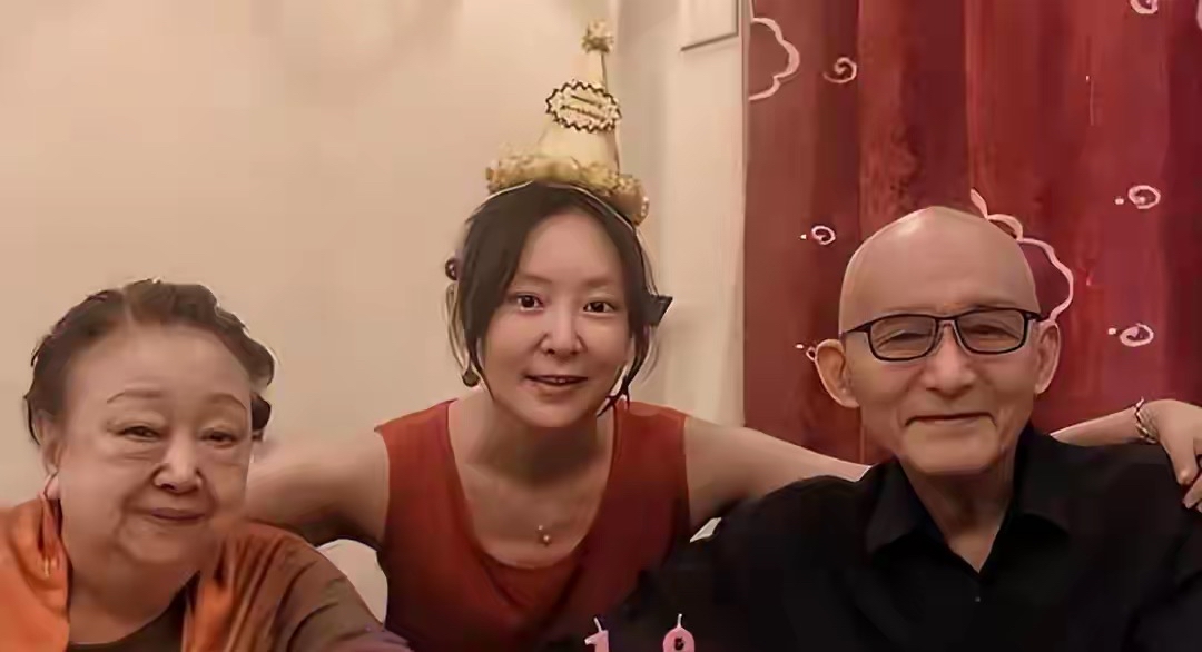 游本昌女儿游思涵表示其父亲睡着就去了



其女儿表示其父亲走的非常安详，没有任何疼痛也没有任何遗憾，就是睡过去了，最后一句话是，“我很舒服”，游本昌离世前几天刚过完93岁的生日，他和家人说自己过得很幸福。游本昌与妻子都是长寿之人，相携相伴一生，儿女双全，人生圆满

济公爷叔走了，没人比他演得更好的