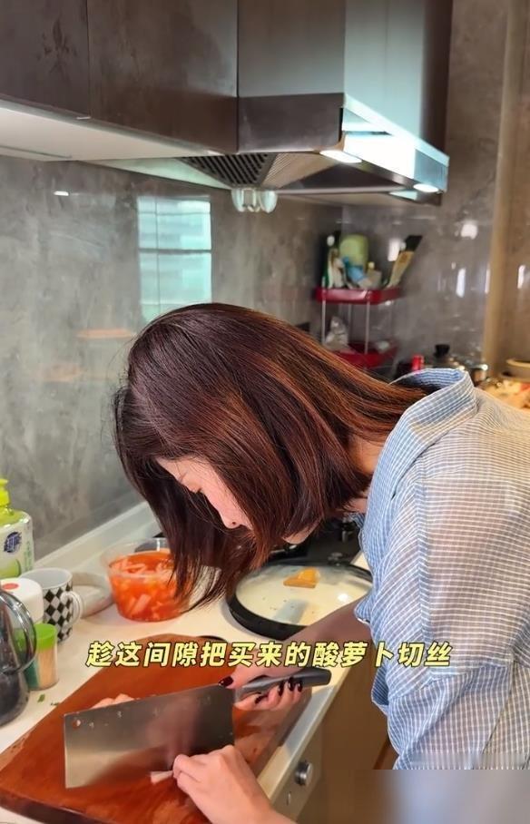 女明星拍完戏不卸妆，直接冲进剧组厨房颠勺，辣椒炒肉、小炒黄牛肉端上桌，完事还把灶台擦得锃亮。颖儿在昆明拍《铁证》，直接把剧组厨房给“端”了。
这手艺不是天生，是《种地吧》里真刀真枪练出来的。别人上综艺作秀，她上综艺学炒菜。更狠的是，人家拍戏不住酒店，直接在昆明租房，老公付辛博带女儿小月亮飞过来，一