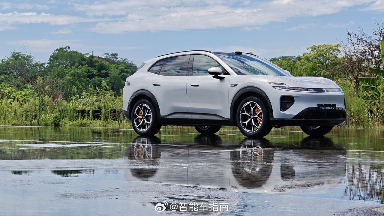 现在的SUV，要么主打家用舒适，要么主打操控性能，好像两者天生矛盾。
但长安启源Q06这台车，有点打破常规的意思——

家用这边：
- 轴距2940mm，大五座空间
- 145°大躺角，接近MPV的后排舒适度
- 159L前备箱，能装两个登机箱
性能这边：
- 双电机后驱330kW，零百4.78秒
- 全铝前双叉臂后五连杆，簧下 ​