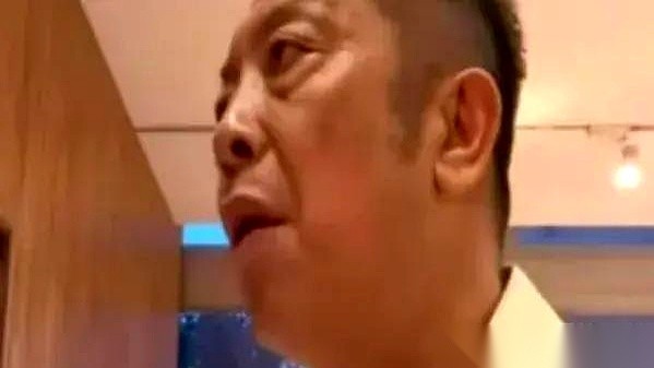 “西贝将彻底倒闭”的消息，这两天直接被顶上了热搜。
一位博主曝出猛料，说这家曾经稳坐中式正餐头把交椅的巨头，可能撑不过接下来两三个月。
爆料里的细节相当刺眼：创始人准备自己扛下绝大部分债务，放弃股份，只留下大概一百家还能赚钱的店给员工自己接着干。代价是，上万名员工可能面临饭碗不保，而关掉的店面已经有