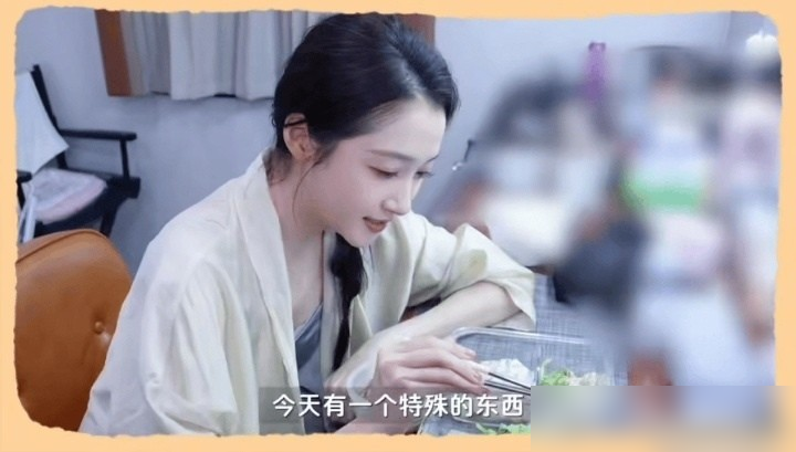 关晓彤吃一根面条，热搜炸了。
她视频里说得特自然：碳水不是每天都能有的快乐。底下评论区直接两极，有人夸她自律，有人说她装。
我翻了营养师的解读，她这套先蔬菜、再蛋白质、最后碳水的顺序，科学上真站得住。先吃菜和肉，胃排空慢，血糖不容易飙，饱腹感还强。等于用顺序骗过食欲，不用硬扛饿。
但营养师也点
