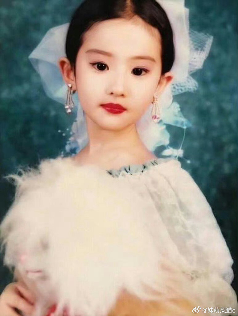 #刘亦菲幼儿园就是高颅顶#天生大美女来的嘿嘿~小宝宝时期就如此美[写作业] ​