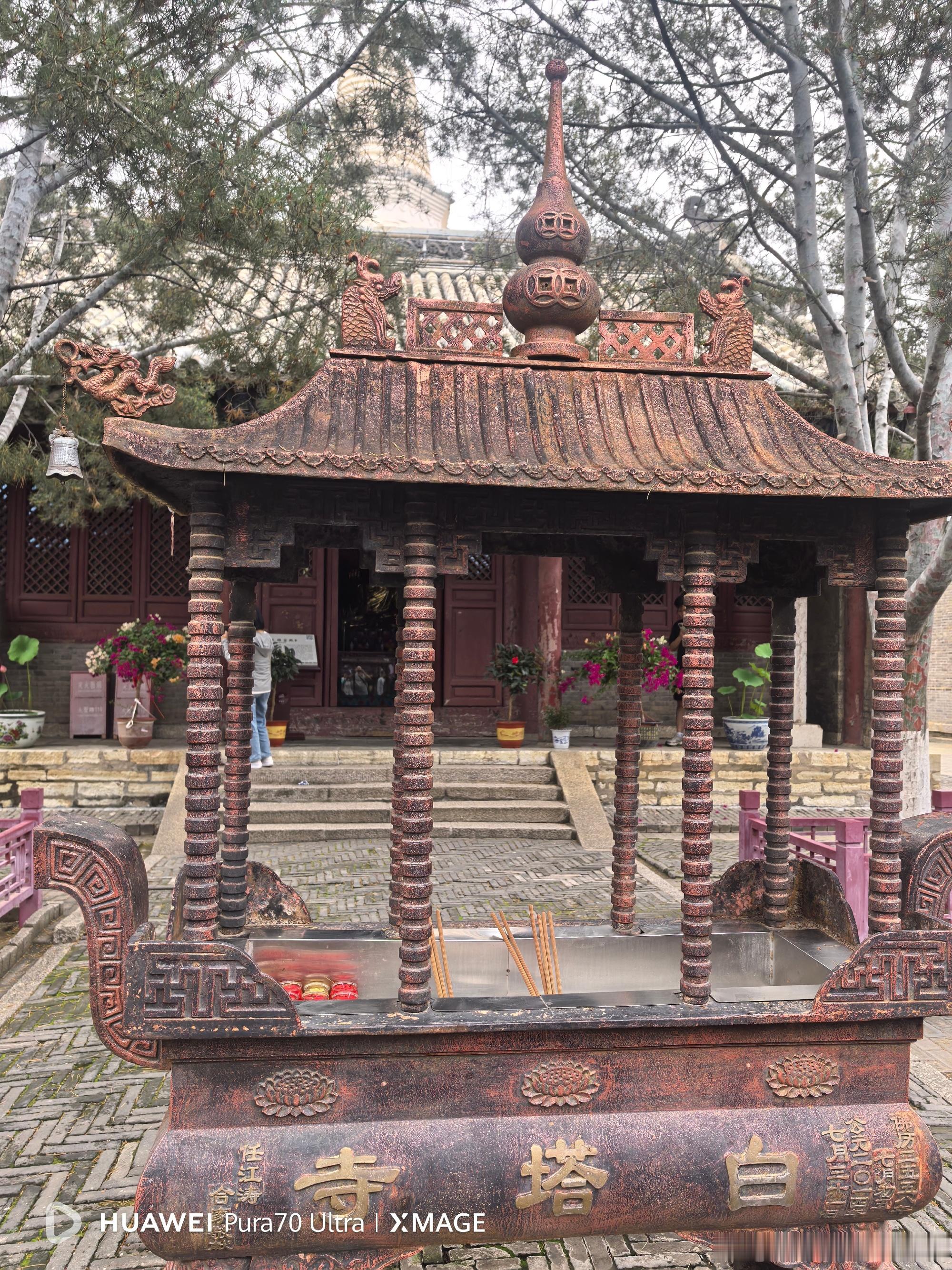 白塔寺：位于独乐寺南200米左右，中间被民房和胡同间隔，可绕行前往。白...