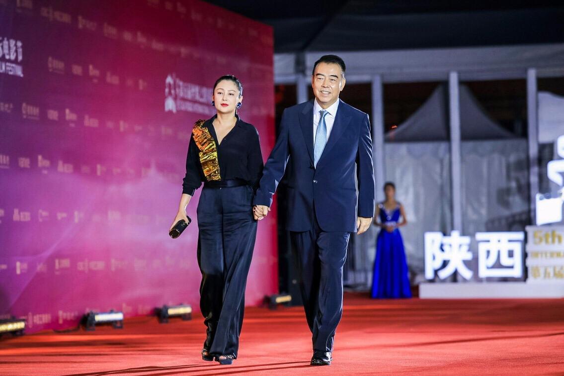 74岁陈凯歌三亚过年，陈红管账陈飞宇讲笑话
 
陈凯歌这家人过年的画面，我看完心里挺暖的。
 
74岁了，跟陈红在三亚住着。房子大，能看海，冬天暖和。陈凯歌还在忙《志愿军》第二部的后期，陈红坐旁边看财务报表。俩人各干各的，互不打扰。
 
你想啊，俩人结婚二十多年，才能磨出这种默契。
 
大儿子陈雨昂