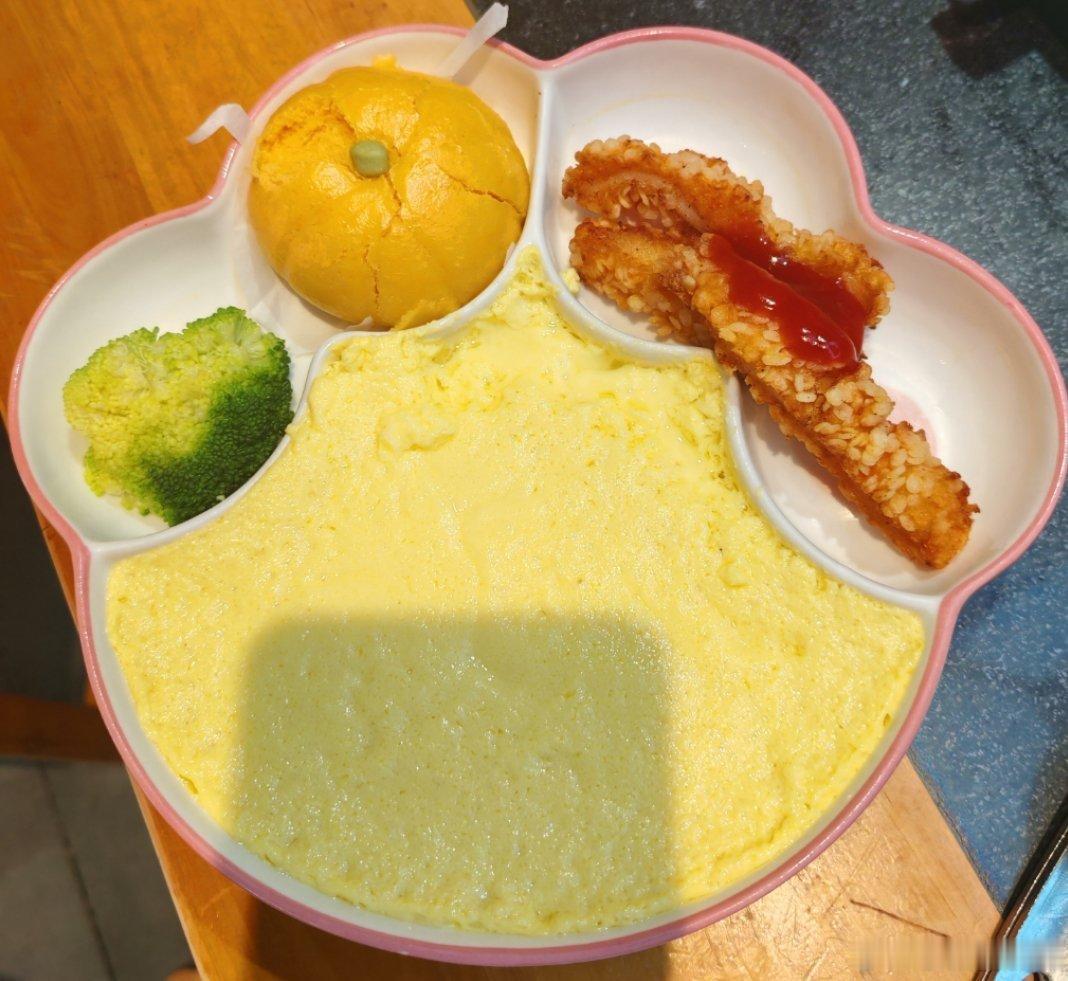 婆婆巨可爱  去外面餐厅吃饭，她基本上都不咋吃，一两分钟就说饱了 但如...