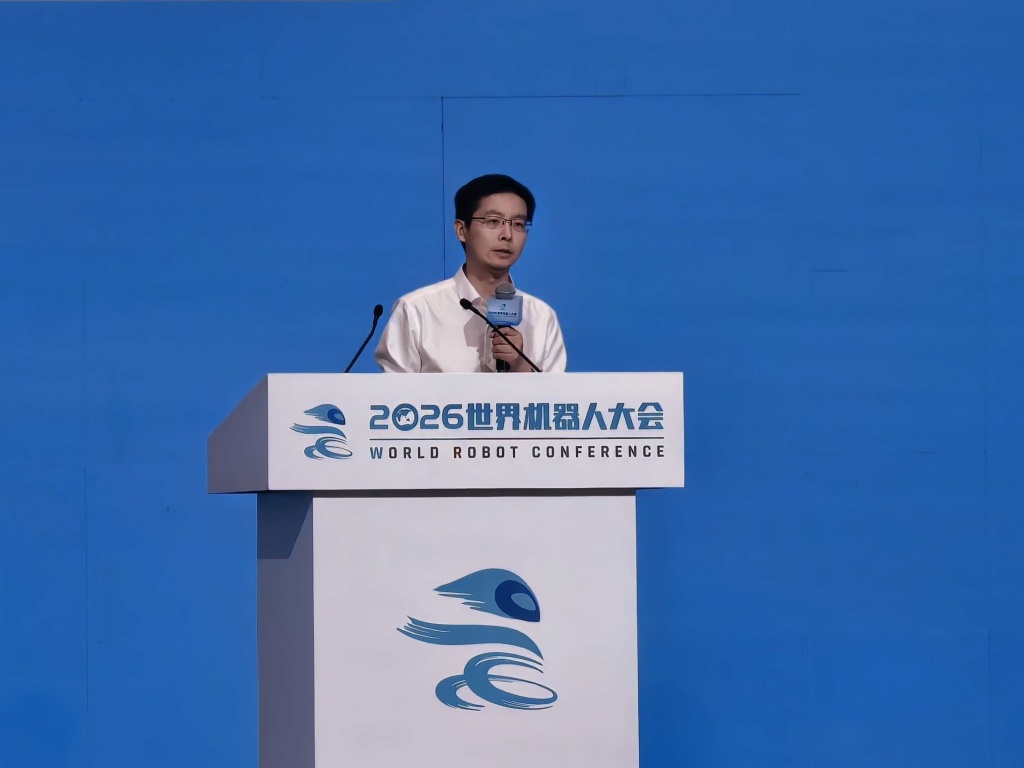 “机器人目前最大的瓶颈是AI模型的输入和输出对齐程度不够。”王兴兴上市后首秀：宇树已在推动物理AI机器人模型研发，AI写代码，人类评价打分>>https://api.jinantimes.com.cn/h5/xhh-app/#/content?catid=67&amp;id=5304989（编辑：俞丹）