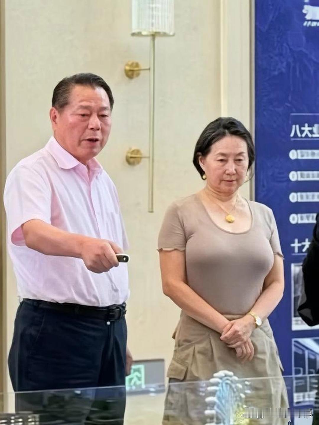 何超琼实在不行就退下来歇歇吧。主要是我实在看不下去了，你都64岁了，还在信德、美高梅中国这些盘子里连轴转。2026年5月到6月，她分批清仓美高梅国际，套现约9.5亿元，这种量级的财务收尾，背后是长年累月的权衡和决断。钱和资源确实能延缓老化，可她从1995年进信德到现在，三十多年一直钉在港澳商业 ​