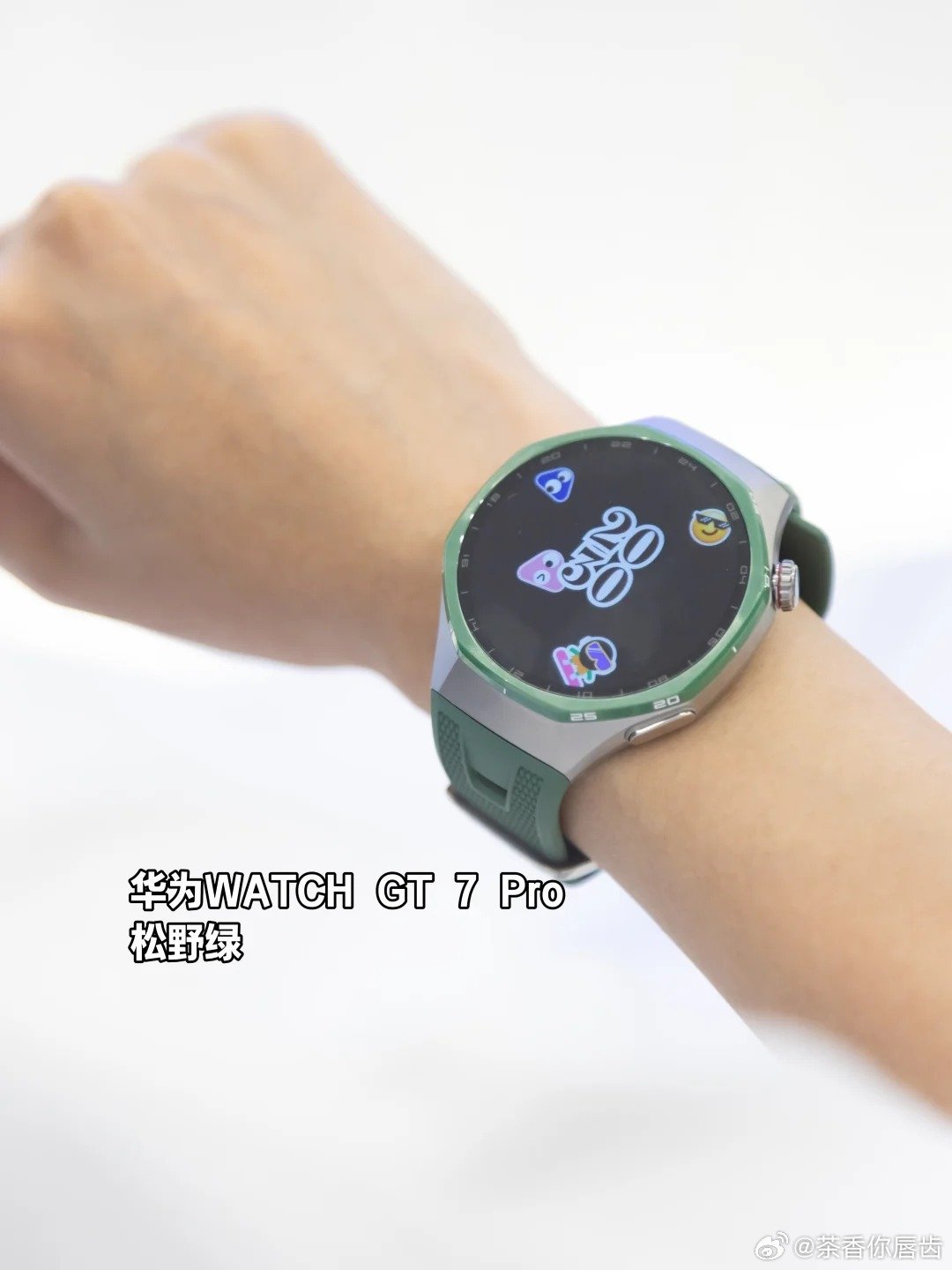 #华为WATCH GT 7 Pro今日开售# 陶瓷的温润与科技的冷酷完美交织！华为WATCH GT 7 Pro今日开售，纳米微晶陶瓷材质带来极致触感，尊贵感直接拉满！ ​