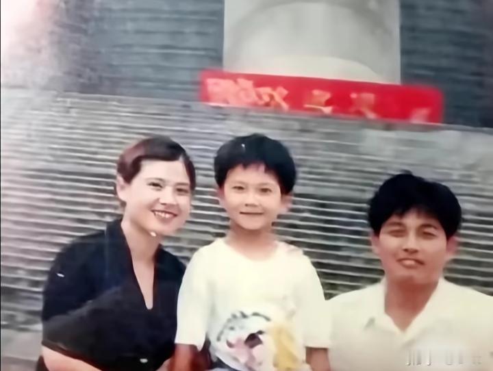 在爱里长大的小孩，
真的会闪闪发光，杨洋和父母一家三口的合照，杨洋跟妈妈长得很像，一家人都是高颜值。

杨洋从小生活在一个非常有爱的家庭了，他的父母非常爱他，给了他足够的安全感。

11岁时，杨洋选择前往北京解放军艺术学院学习，父母没有反对他，而是尊重他的选择，坦言这给了自己很大的支持和底气。

父