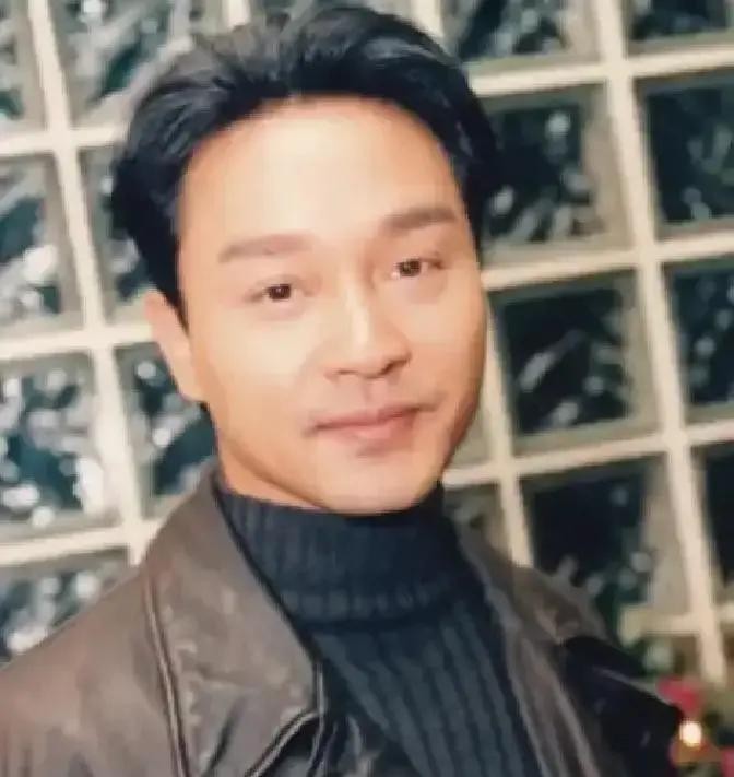 向太在直播里红着眼眶说起二十二年前那通电话，张国荣在电话那头近乎哀求地反复喊着“我没病，我也没撞邪，你帮我开个记者会澄清好不好”，可通话结束还不到一个小时，中环文华东方酒店二十四楼就传来一声闷响

最让人心酸的矛盾恰恰就在这里

身边的大姐张绿萍、挚爱唐鹤德以及经纪人陈淑芬，事后都证实他确实患上了严