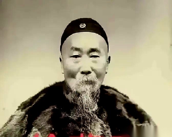 1951年，五十多岁的地主徐斐章被押上刑场准备执行死刑，行刑队长收到地委书记派人送来的信直接喊了停。
把他从枪口下拽回来的“革命之功”，仅仅是他1948年腊月在自家柴房，给了三个素不相识的年轻人一碗红薯稀饭和一床旧棉被。
如今释放回村的徐斐章住进了村尾分给他的一间老屋，恩人留下的银元已经在困难时用掉