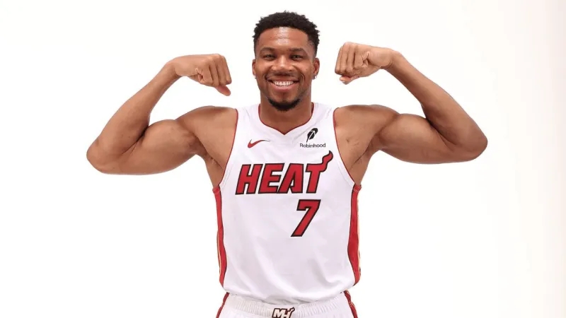 只有叫错的名字，没有喊错的外号，伦纳德不愧是轮休卡啊，今天是NBA26-27赛季季前赛揭幕战，夏天两支重量级引援的球队，热火对猛龙，热火这边字母，热巴等主力全员上阵，而重回猛龙的伦纳德直接选择了休战，没有小卡的猛龙溃不成军。字母还是厉害啊，只半场出战14分钟，投篮3中3得到9分4篮板7助攻，难道新赛