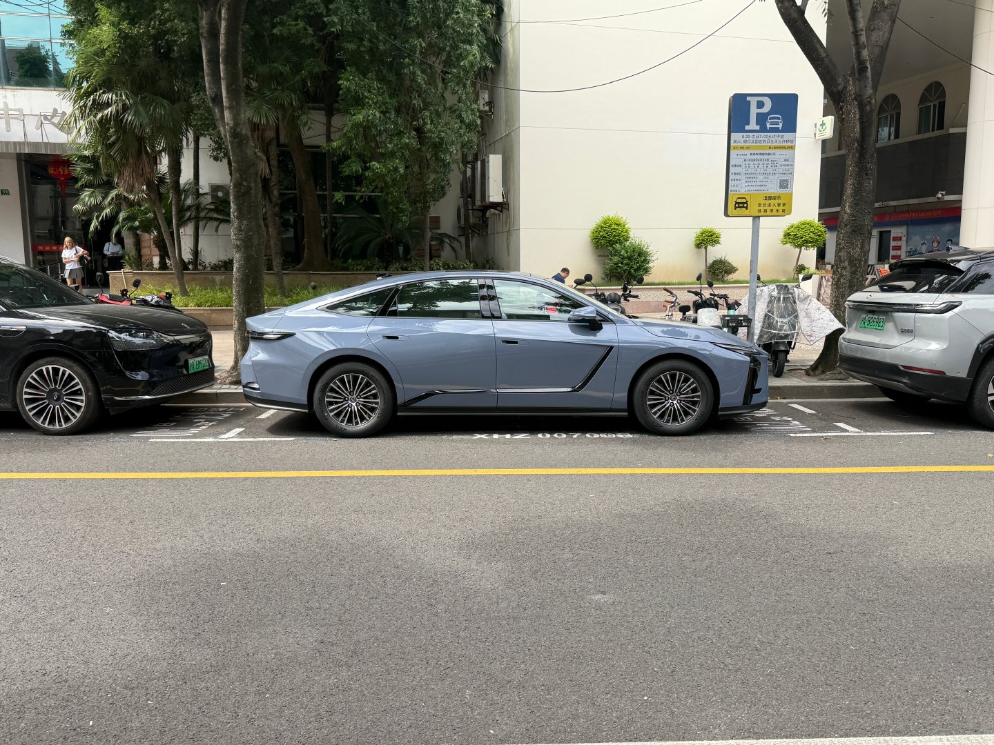 轿车配厚轮胎，这强大的通过性，开过桑塔纳和老老老款gl8的人都懂 ​