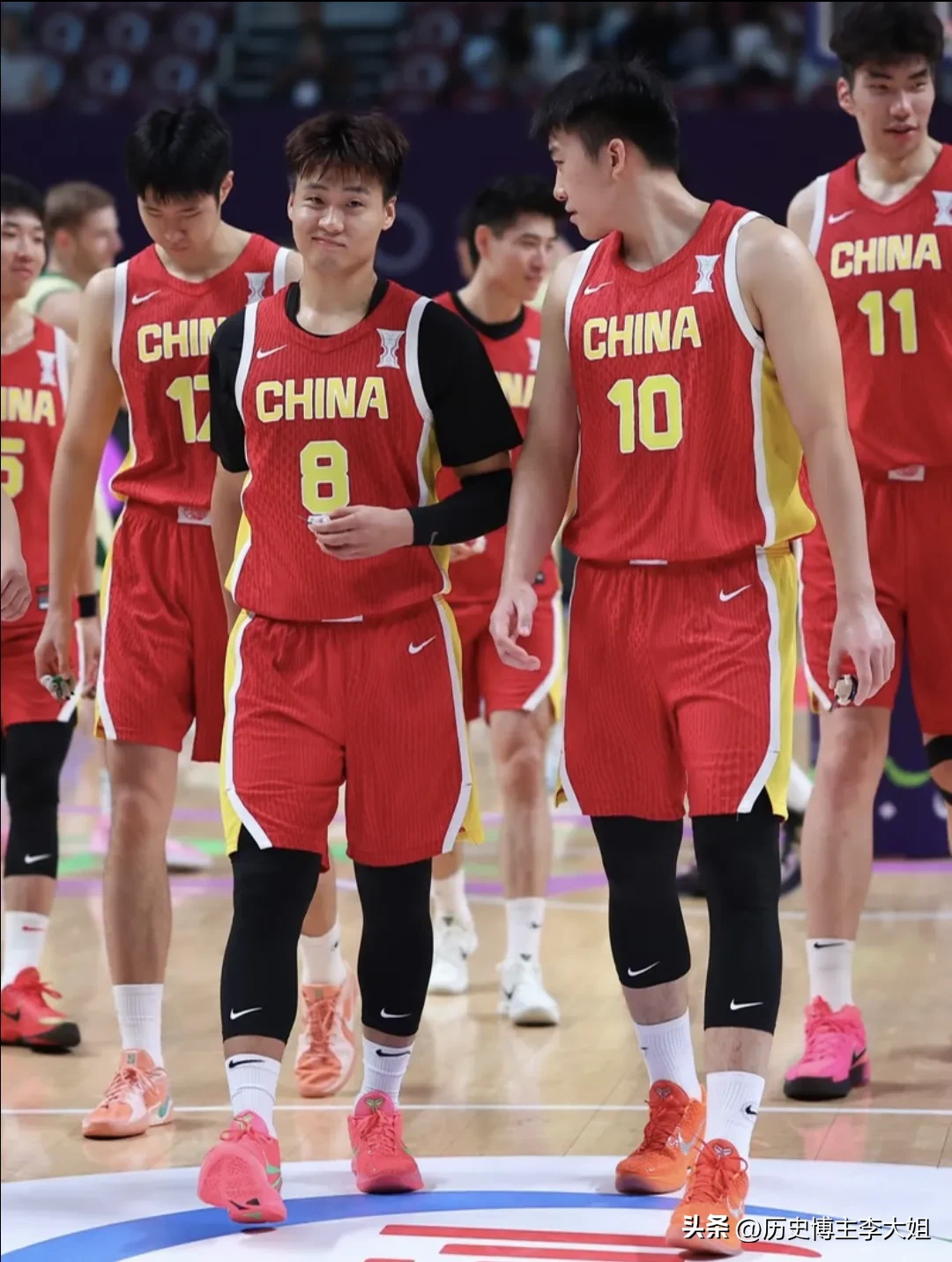 两连胜不等于稳了！

深度拆解中国男篮真实出线形势：最大隐患藏在韩国身上

击败黎巴嫩、大胜卡塔尔！

中国男篮在世预赛窗口期豪取两连胜，成功将战绩从3胜3负拉升至5胜3负，出线形势肉眼可见的好转。

但必须冷静说一句：现在的中国男篮，远远没有提前晋级，甚至依旧存在出局风险。

中国男篮现在最容易让