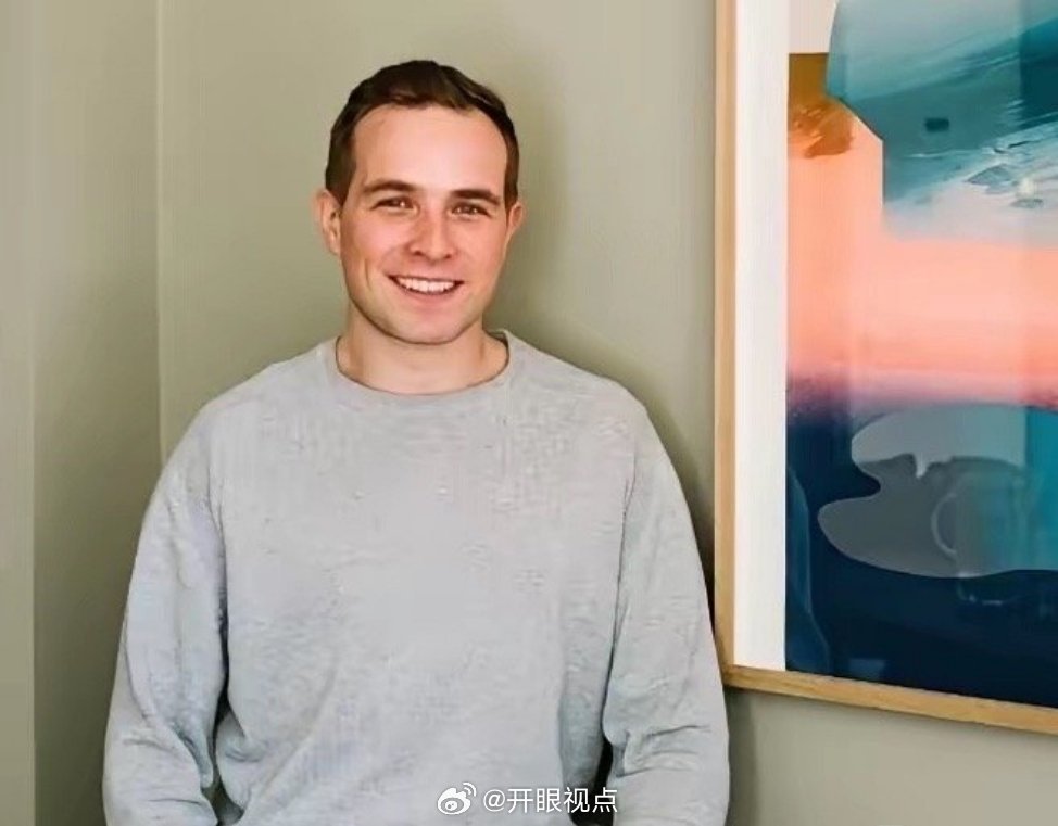 上个月底，黄仁勋的女儿黄敏珊结婚了，新郎——也就是黄家的女婿——正在被黄仁勋当成接班人培养。
​来自The Infomation的深扒报道，这个男人名叫Nico Caprez，今年35岁，曾是瑞士国家队的滑雪运动员，2013年退役之后，去了苏黎世的BCG当咨询师，然后在报读伦敦商学院期间认识了同班同学黄敏珊，成功 ​