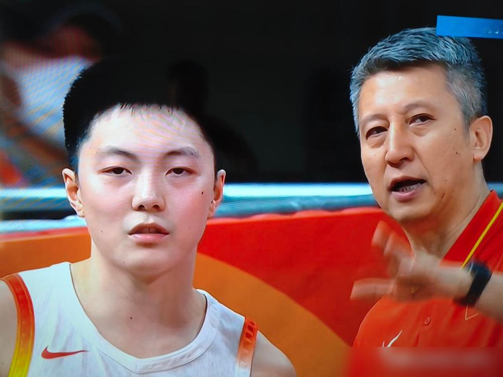 李悦洲一个抢断，球在手，人懵了。传给胡明轩？还是给程帅澎？脑子里电光石火两秒，沙特人已经把球掏走，反击打进。就这两秒，比跑十个折返跑还累。
胡明轩这场得分不咋好看，可防守端人没闲着。贴着防，换着防，该扑的扑，该补的补。腿不利索，脑子清楚。
杜锋场边搂他肩膀拍两下，没催，就一句慢慢来。转头跟郭士强