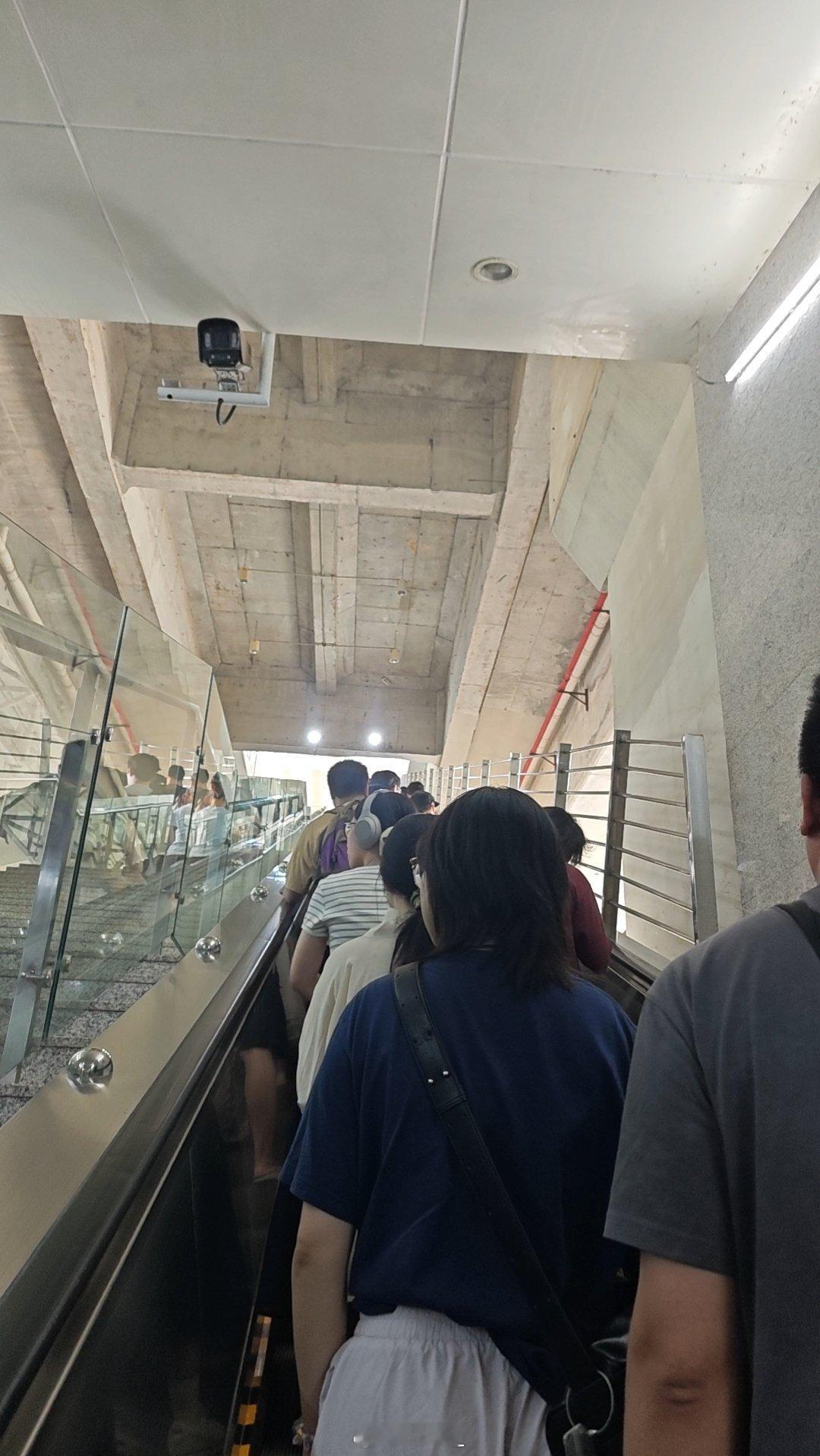 赶～一大早的压点冲刺跑步高铁站，刺激的时间安排，跑的有点想吐，缓过来吃...