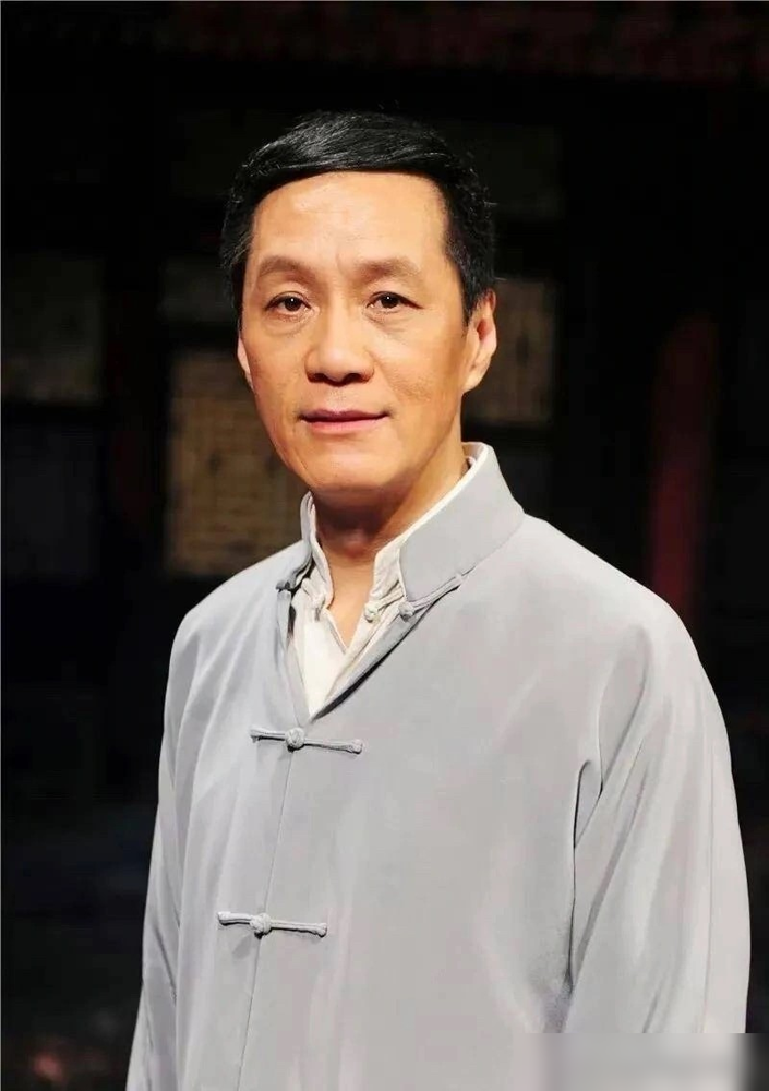 北京人艺招不到一米六的女演员了，冯远征急得直挠头。
不是没人考，是艺术院校全在收大高个。女生一米七起，男生一米八打底，白瘦幼，高富帅，流水线一样往外吐。
可人艺要的是《茶馆》里的黄胖子，要的是陈白露那种带着市井腥气的女人。一米七几站台上，王利发那个窝囊劲儿根本出不来。
冯远征说得很直白：我得对
