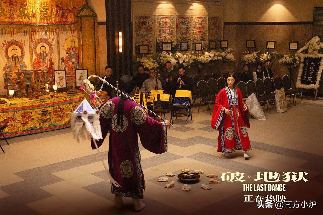 破地狱，是香港殡葬道场法事，电影拿这个做骨架，讲的却是活人的困局，确实是以小见大。
剧情上，明线是黄子华饰演