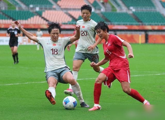 开场4分钟被头球砸穿，中国女足0比1输给韩国，亚运会第四，连块铜牌都没摸着。
数据不骗人，射门10次射正3次，控球五五开，就是进不去。半决赛0比2输朝鲜，季军战又栽在定位球上。张琳艳右膝前交叉韧带断了，手术做完，长期缺阵。李晴潼伤缺，王妍雯停赛，米利西奇手里能打的牌没几张。
他赛后说门前缺运气，
