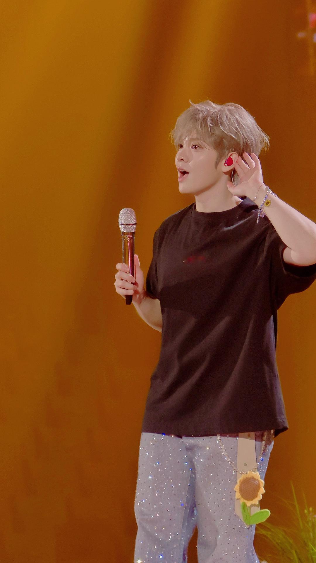 #尤长靖[超话]# [打call]#尤长靖2026向光之地巡回演唱会# 缓慢发出三张cutie宝宝（真的不会修图啊啊[泪] ​
