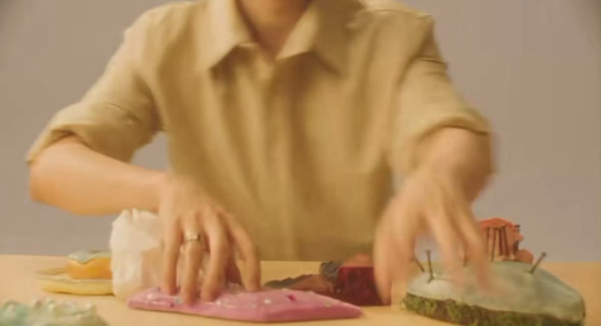 [超话]  不是，谁能懂一下这个角度的戒指？感觉就是我坐在对面 ​​​