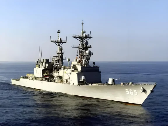 基德级导弹驱逐舰介绍
一、基本概况
基德级是美国在70年代为伊朗定制的防空驱逐舰，因伊朗革命取消订单，最终由美国海军接收服役，一共建造4艘。该舰源自斯普鲁恩斯级舰体，强化防空能力，定位为多用途大型驱逐舰，后期全部退役，转交中国台湾地区海军使用。
二、基础参数
- 舰长：171.7米
- 舰宽：16.8米
- 满载排水量：约9600吨
- 动力：4台LM‑2500燃气轮机，全燃动力
- 最大航速：33节
- 续航力：6000海里/20节
- 乘员：约340人
三、武器与船电系统
1. 主炮：两座MK‑45型127毫米舰炮
2. 防空：MK‑26双臂导弹发射装置，可发射标准‑2防空导弹；后期无垂直发射系统
3. 反舰：鱼叉反舰导弹发射架
4. 反潜：阿斯洛克反潜火箭、MK‑46鱼雷发射管，可搭载1架反潜直升机
5. 近防：两座MK‑15“密集阵”近防炮
6. 雷达：SPS‑48三坐标远程对空雷达，负责远距离目标探测
四、设计特点
舰体和斯普鲁恩斯级几乎一致，区别在于取消反潜专项配置，着...