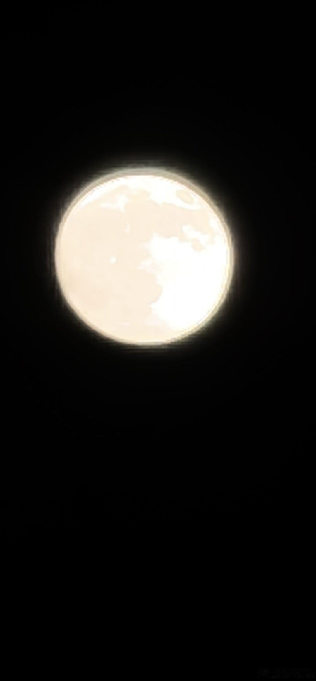 晚上八点，华为mate70pro+，ISO100，S  1／50镜头下及夜景模式拍摄的中秋月。
千里清晖同一照
万家璧月共圆时 ​
