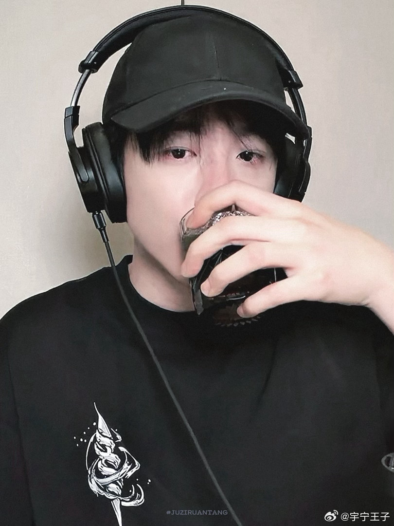 #摩登兄弟[超话]##刘宇宁的胆子真是肥嘟嘟的#撩人而不自知的男银，刘宇宁非你莫属[心]这反差感绝了！看似猎物实则猎人，宁哥这波反向拿捏谁能顶得住？[并不简单] #刘宇宁# ​