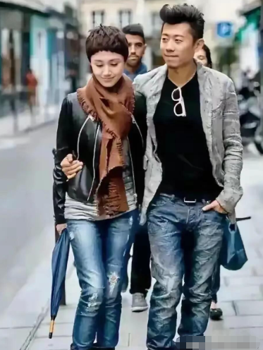 他们是最不会离婚的一对夫妻，无论什么时候两个人的穿搭都是那么得体大方，结婚多年一直携手相伴，将生活过得有滋有味，是低调大方，受人们喜欢的一对夫妻。

男的帅气，女的演技好，低调大气，让很多人喜欢。

袁泉是我最认可的演员没有之一，她简简单单的样子最真最迷人，是母亲像母亲那样无微不至的付出，是妻子也是