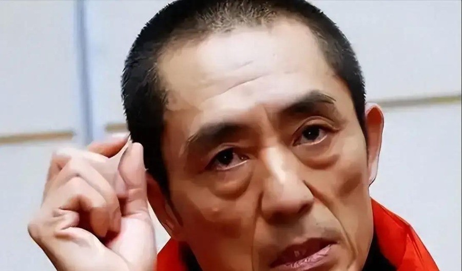 陈婷把“张艺谋妻子”五个字从微博认证栏里删了两次。第一次是2022年2月25日，北京冬奥会刚闭幕，张艺谋声望最高的时候。第二次是2026年2月25日，整整四年后的同一天，张艺谋因身体原因停工休养。这一次，她连解释都不发了。
认证栏里只剩“谦年影业制片人”和“教育实践者”两个头衔。
很多人第一次知道陈