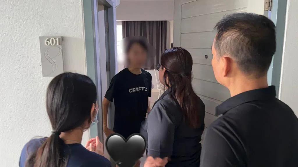 #泰国星暹新闻# 【跨境大案告破！泰移民局逮捕在逃中国籍女子，涉勒索超3.5亿泰铢，将依法遣返受审】

泰国移民局开展精准跨国追逃行动，成功抓捕一名涉案金额高达3.5亿泰铢的中国籍在逃嫌疑人。本次抓捕行动由新任移民局局长统筹指挥，响应中方执法协作请求，顺利抓获被中国辽宁大连警方通缉的46岁中 ​