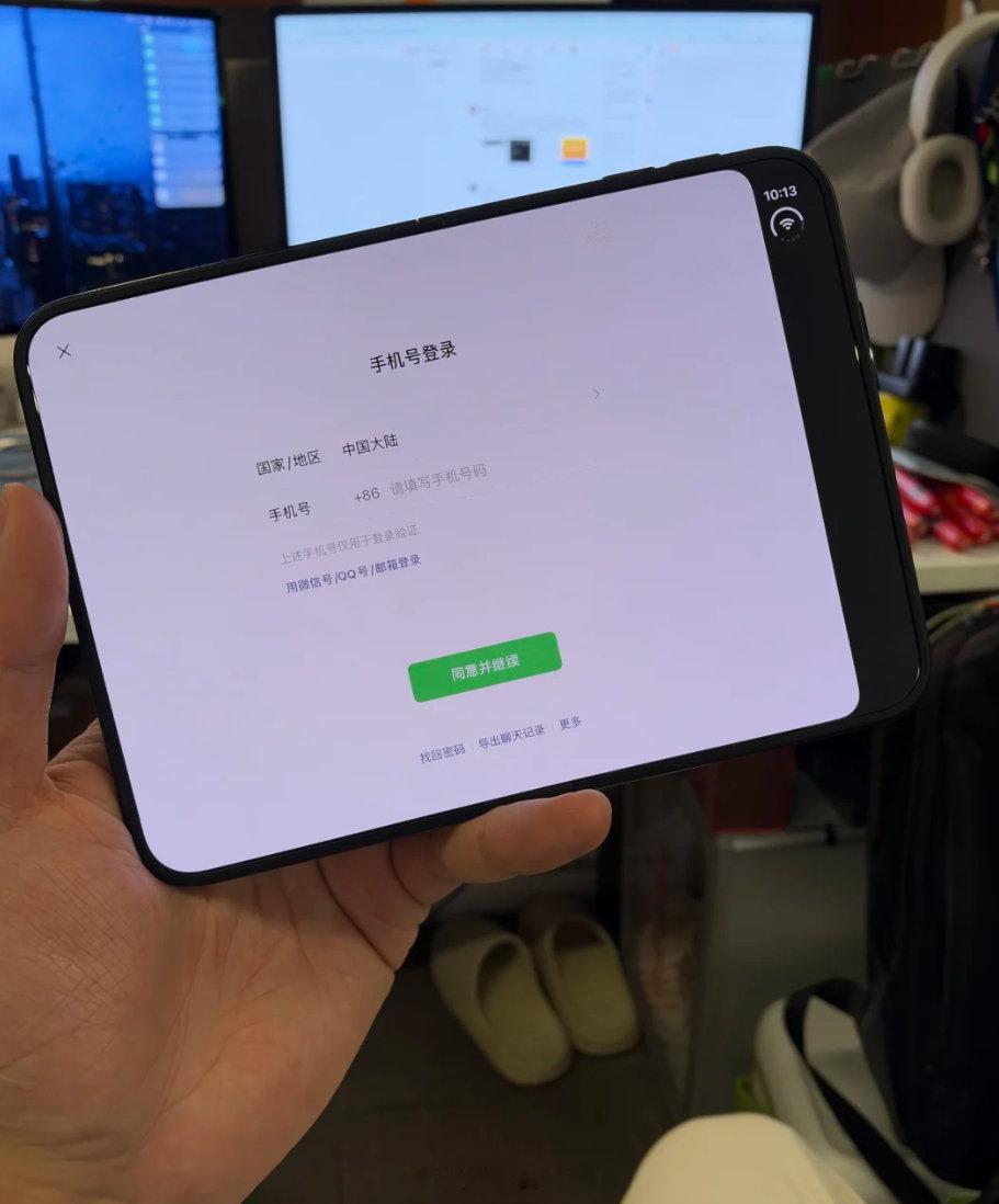 #微信适配iPhoneDuo版本# [允悲]首批iPhone Duo的的用户最关心的适配情况，微信紧急更新了，目前已经已适配iPhone Duo，网友说适配不完美，一侧的黑边太大不舒服。 ​