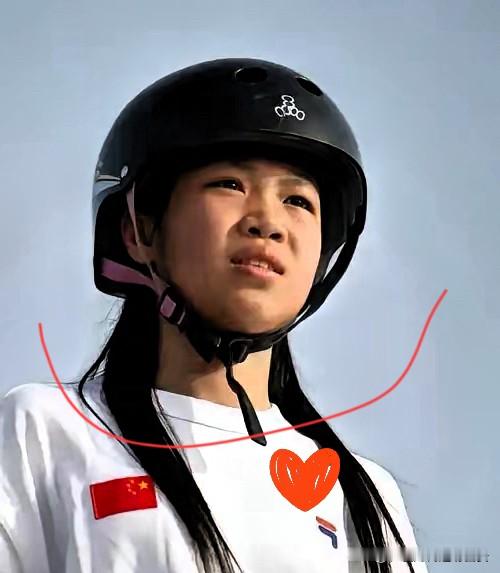 亚运会这波“小孩姐”“小孩哥”，把我这个老母亲看破防了！

本来以为19岁的张展硕、17岁的陈妤颉已经够让人喊“后生可畏”了，结果今天又刷到一个——滑板女子街式冠军朱沅铃，15岁，第一次参加亚运会，直接金牌挂脖子上。

我盯着屏幕愣了三秒，转头看了一眼我家14岁的儿子：作业本摊在桌上，人趴在沙发上哼