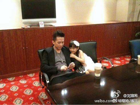 #邓超[超话]# 我就说吧，只要变得这么小，并且跟邓超一起拍戏，就可以对他又搂又抱又亲又撒娇[酸] ​