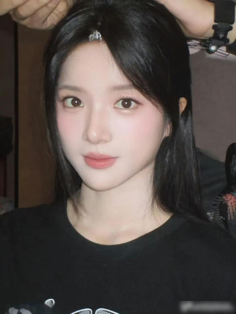 一张湿发配淡蓝碎花裙的生图，直接拉爆了内娱的古典审美。
凭电影里的南枝一角大火后，李思潼没去凑热闹走红毯，而是转头扎进了汕头东里镇的老宅子，拍了这组《芭莎电影》写真。
没有大牌高定，也没有棚拍的聚光灯。
她就穿件最简单的浅蓝碎花长裙，湿发紧贴头皮，随意扎个低马尾。手里捏着青橄榄，往旧花砖和老雕
