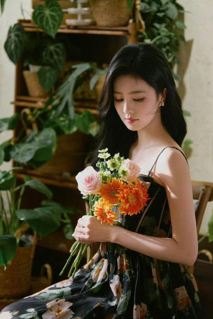 #白鹿泰国见面会退票#白鹿只是本次活动嘉宾，却多次和主办方沟通，争取到退票福利，自行承担粉丝机票酒店退改损失。腾 讯过往也举办过多场泰国见面会。即便当地治安已有好转，她依旧心系粉丝安全，愿意到场的粉丝还可享受接送机服务，把安全感给到每一个人。 ​
