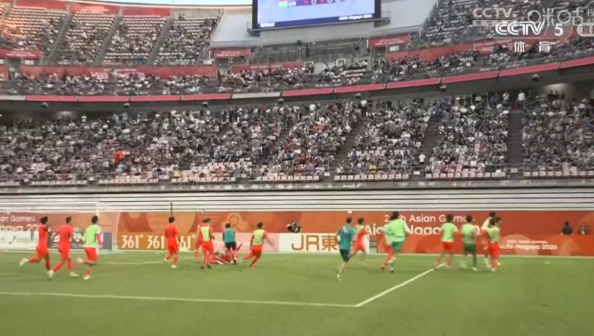 #U23男足时隔28年再夺奖牌#

亚运男足铜牌战，中国 U23 男足通过点球大战击败乌兹别克斯坦，拿下铜牌。

这是队伍时隔 28 年再度收获亚运男足奖牌。全场对抗激烈，胡荷韬、王钰栋先后破门，队员顶住压力拿下比赛，创造历史！

#中国U23男足vs乌兹别克斯坦U23# ​​​​