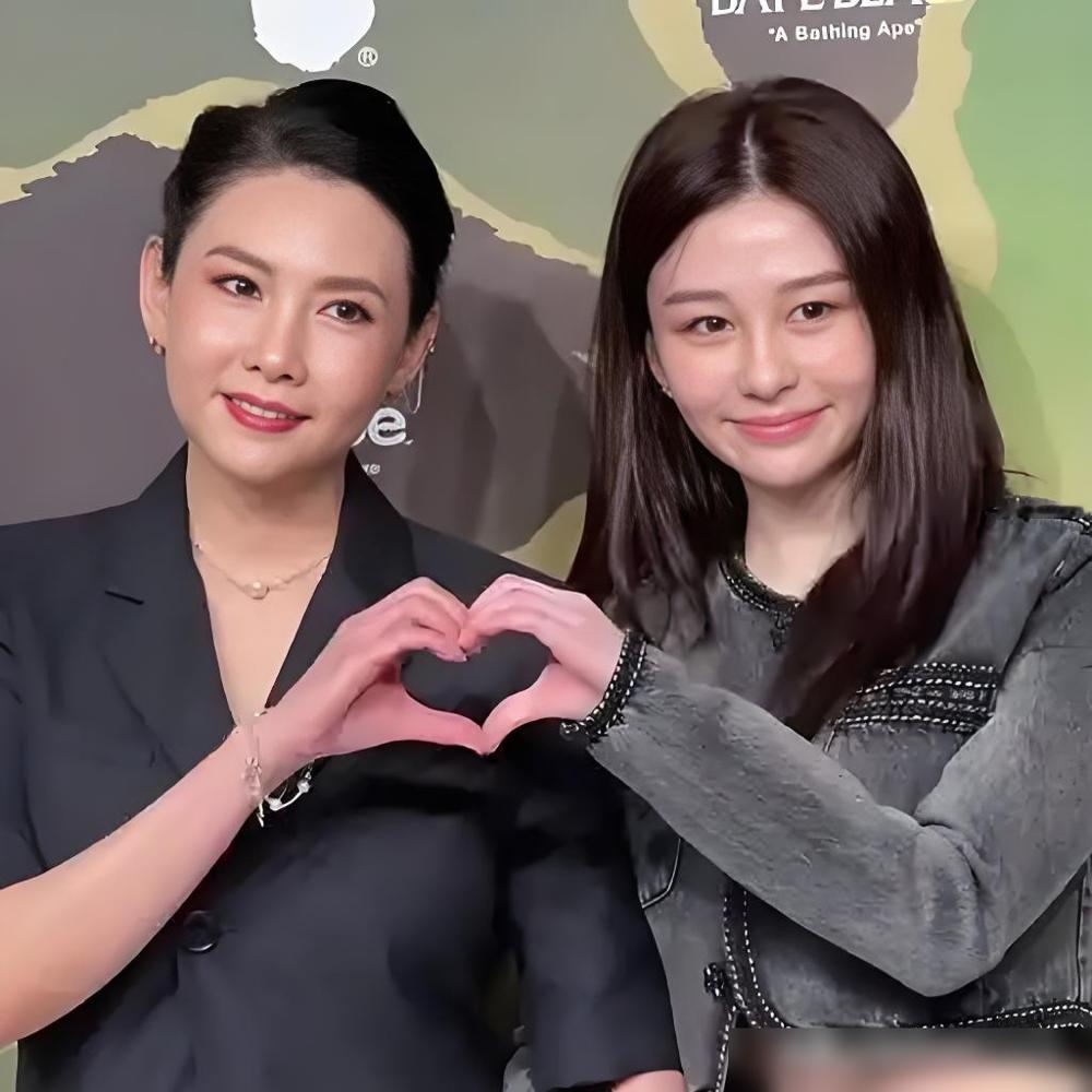 25岁邱淑贞大女儿沈月，把身边所有追求者全拒了，一个都没留。
你可能会觉得这姑娘太挑，但你听听她的标准，颜值要像年轻时的林志颖或金城武，内在还得善良、孝顺、爱家人，连爱不爱小动物都纳入了考察范围。她处理感情那股果断劲儿更狠：第一眼没心动，直接拉黑距离，绝不拖泥带水，更不留备胎。
沈月自己说得挺坦