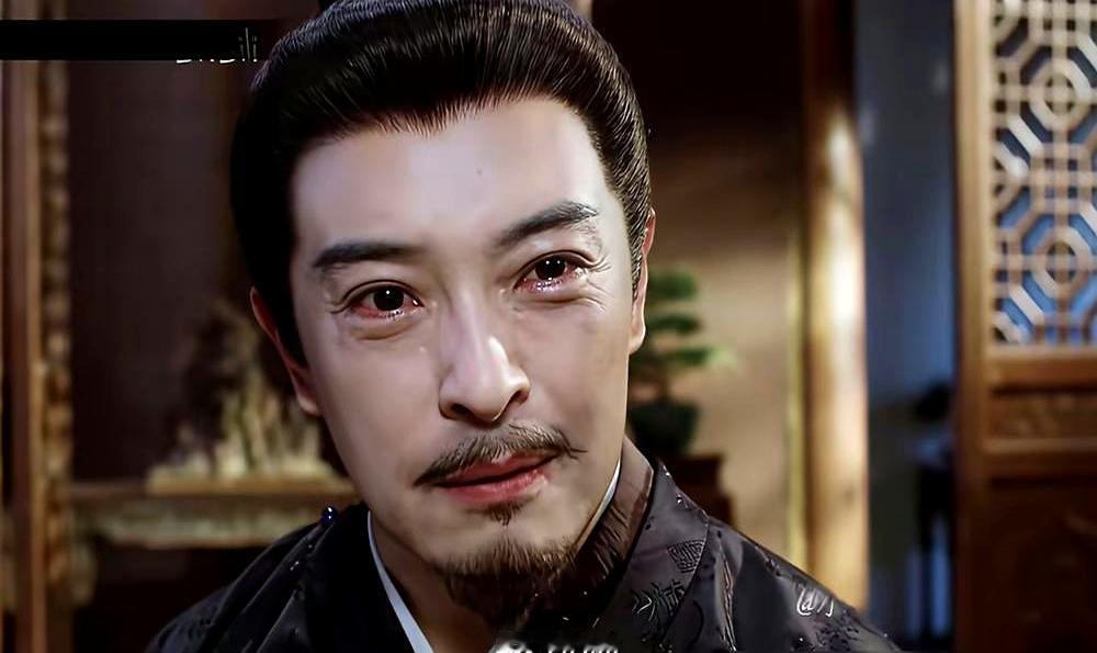 《一瓯春》第十集这段父女对手戏，直接把年轻演员的遮羞布撕了个干净
 

富大龙演个假意忏悔的亲爹，一个抬眼，愧疚、算计混着虚情假意，顺着骨头缝往外渗。镜头一转到闺女周也，眼眶红是红了，嘴角却挂着似笑非笑，眼泪掉下来也接不住戏
 

老戏骨在演活生生的人，年轻小花在使劲演“我很复杂”。一个把戏压进骨髓
