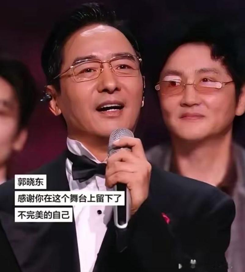文艺工作者一定要有文化！这句话的含金量还在持续上升！
看完郭晓东在披荆斩棘的淘汰发言，瞬间懂了这句话的分量。
明明是被淘汰离场，可这段感言，反倒成了整季节目难得的高光时刻。
很少能在竞技综艺里，听到这么真诚、有格局、有分寸的发言。
唱跳本就不是他擅长的领域，明知短板，依旧拼尽全力去挑 ​
