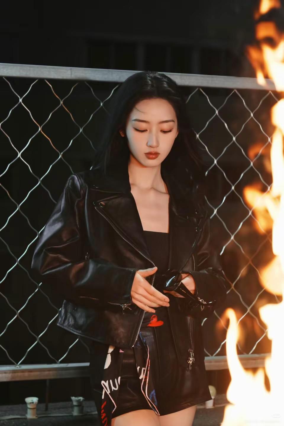 对不起啊靓女阿姊有事不能送你回家了。邓恩熙