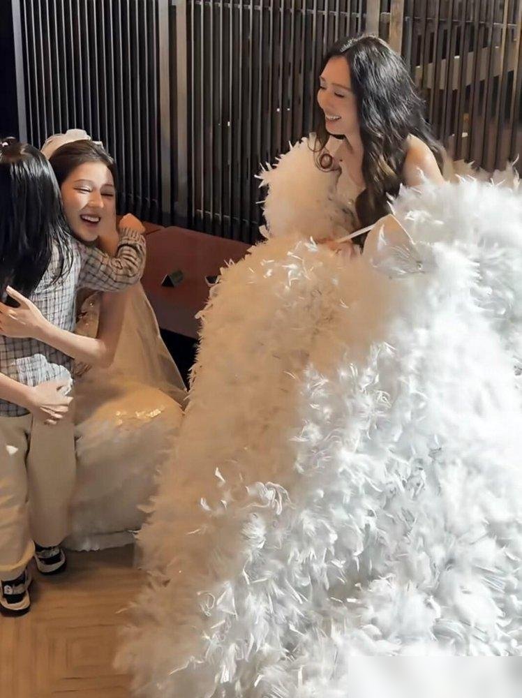 郭碧婷儿子近照曝光，越长越像向佐。
但眼神不一样。
向佐年轻时眼里有股“我要证明我姓向”的狠劲，这孩子没有。照片里安安静静坐着，眉眼舒展，气质随了郭碧婷，淡淡的，不争不抢。评论区有人说“还好没继承他爸的凶相”，也有人说“向家第三代终于能靠脸吃饭了”。
向太倒是高兴得很。她之前公开夸过郭碧婷，说