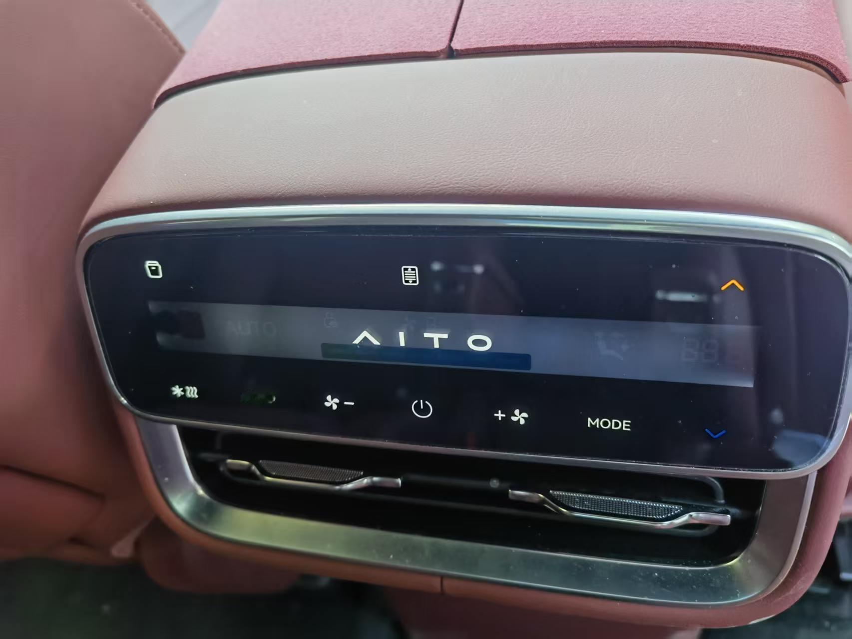 ＃AITO问界＃过年回家要长途开车，来用户中心做出行前检查正好碰到师傅...