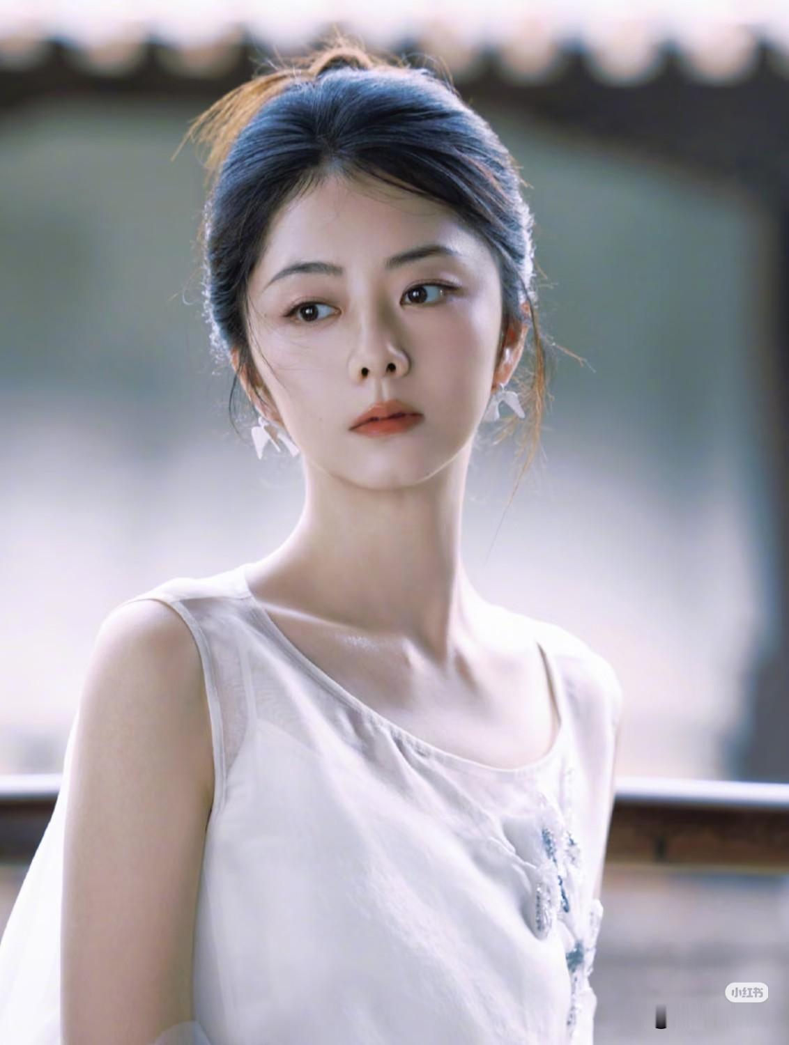 谭松韵的长相真是个神奇的存在，
你说她惊艳吧，
她不是那种一眼大美女的长相，没有深邃立体的五官，也不是精致的小鹅蛋脸，单把五官拆开看，算不上特别拔尖，
 
可要说她不好看，肯定没人同意。
 
就拿她这张照片来说，第一眼抓人的不是她的长相，而是她独有的气质

不刻意不张扬，好像邻家小女孩初长成的样子，