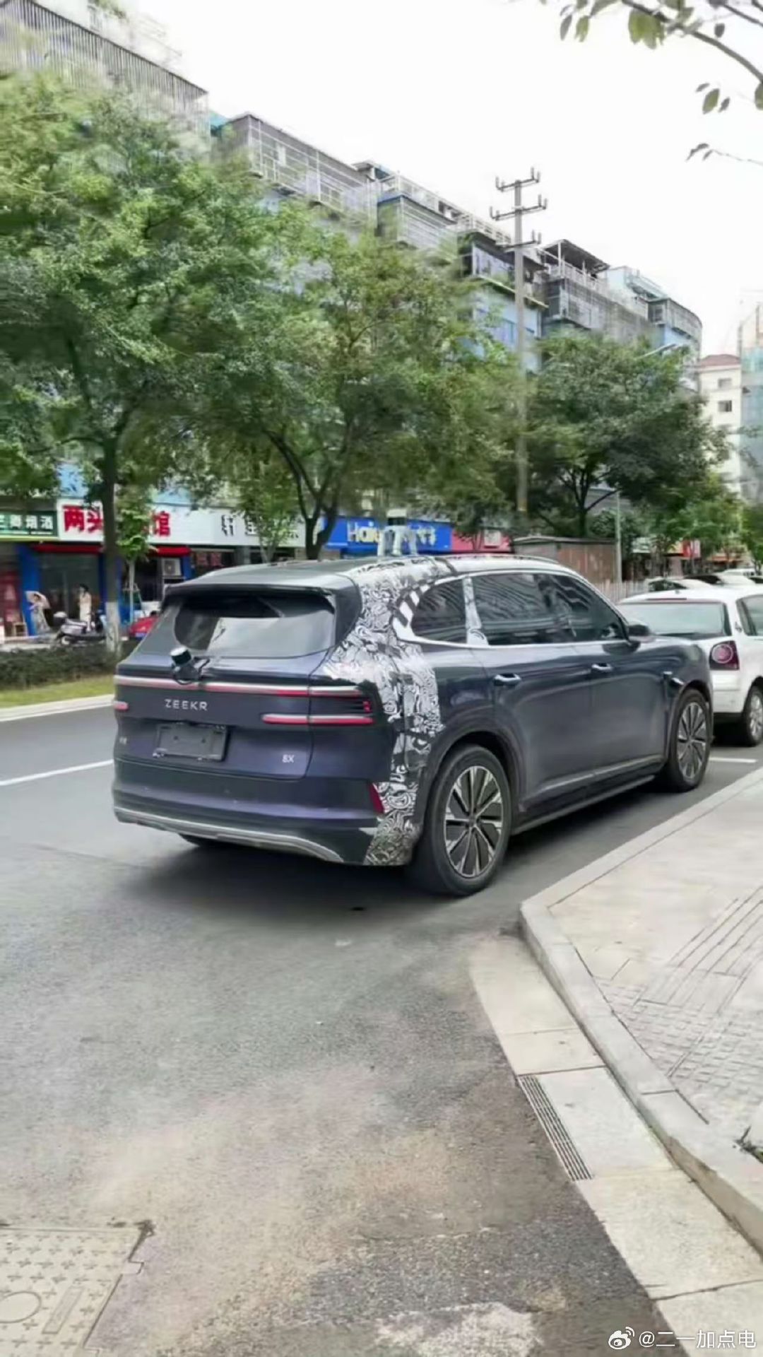 好啦，直接曝光啦，右边连加油口都没了[二哈]

8x纯电版，肯定也有新配色

别说什么凝聚态了，老是有人问我凝聚态是不是要来了，这玩意难度不比固态低，真没那么快。

8x纯电也就是个密度更高的三元锂而已[二哈]
#大v聊车##极氪##极氪[超话]##极氪8x# ​