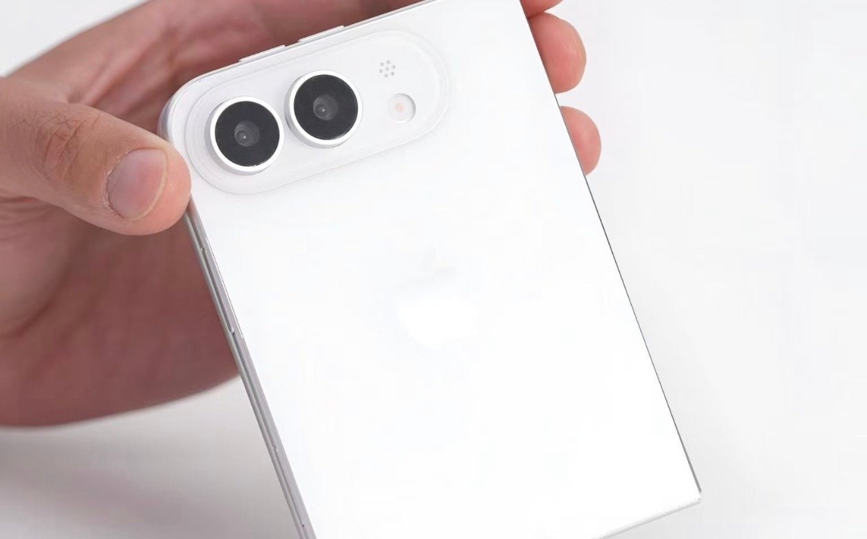 #iPhone18ProMax机模上手视频#基本确定了，就是长这样，其实相比18ProMax来说，iPhone Ultra是减配的，拍照、屏幕、续航，都是缩水版，就是一个新形态的手机。 ​