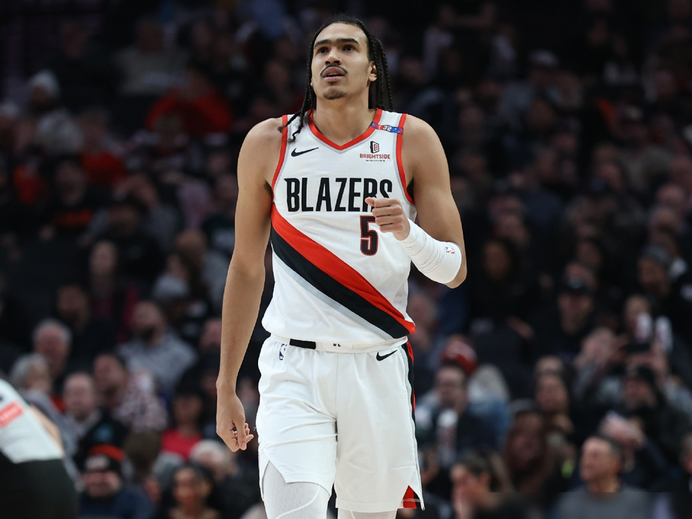 山东男篮这是要变天了，一个NBA打了5年球的现役猛将，竟然直接空降济南。
这哥们叫班顿，加拿大籍，身高2米03，臂展2米09，打的是后卫，以前在猛龙、凯尔特人都混过，上赛季在开拓者更是打出过场均16.7分的数据，这种级别的球员来CBA，简直是降维打击。
过去山东队的外援，要么是只投三分的射手，要