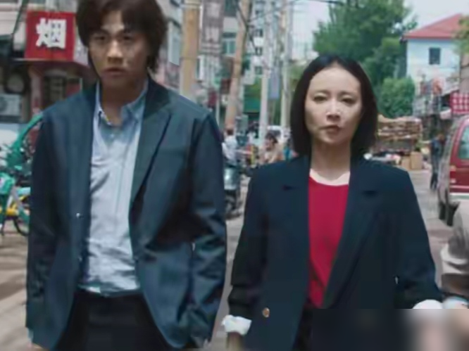 高叶从顶级律所辞职，跑去澡堂子二楼开了个律所。
《蒸蒸日上》这剧，把镜头对准了欠薪、劳动纠纷，12个全是老百姓的案子。不是什么CBD精英，就是一群草台班子，在澡堂子里接活。
高叶演的萧龙女，和韩东君演的李信，从小一起长大。结果俩人一见面就是干仗，一个讲法理，一个讲人情，吵得那叫一个欢。
很多人